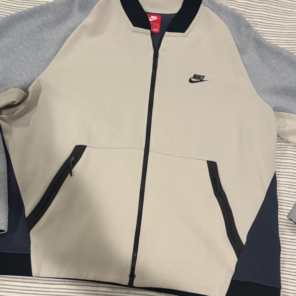 Nike Men's Cream and Gray tech sweatshirt